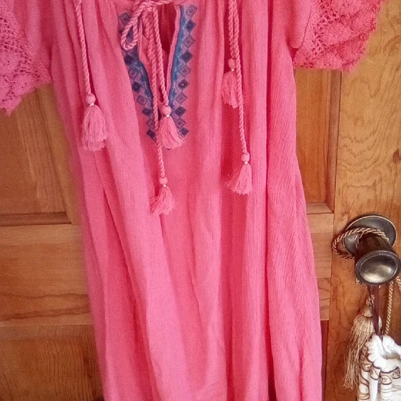 Chic Pink Midi Dress with Tassel Details - Picture 4 of 7